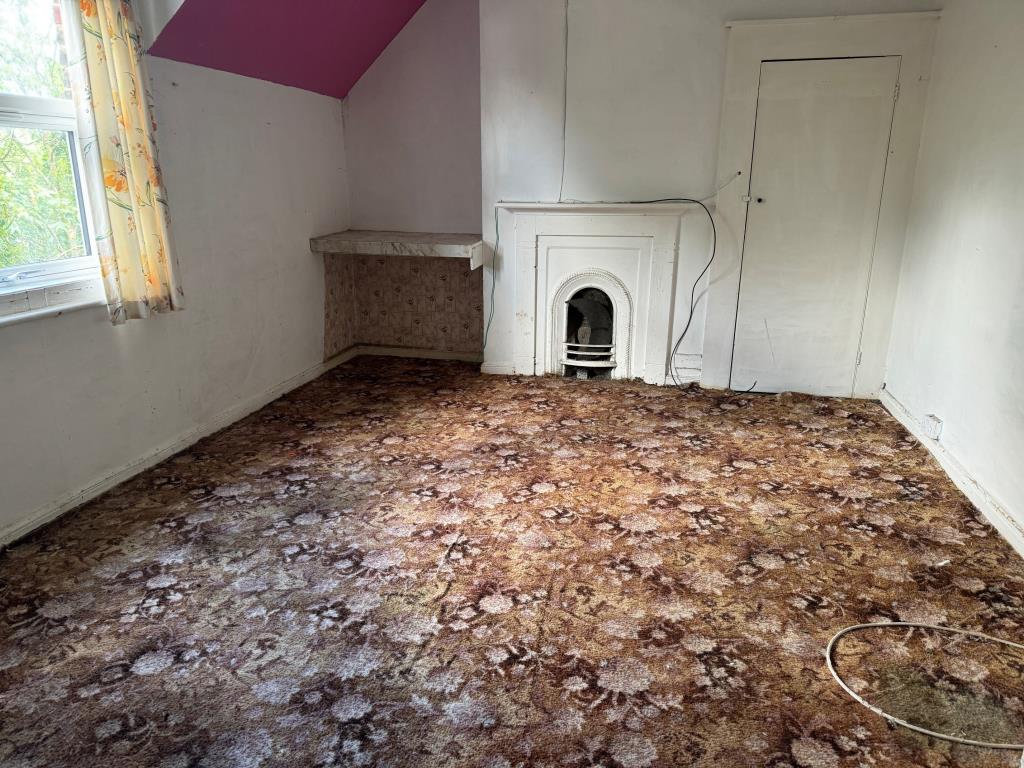 Lot: 31 - TERRACE HOUSE FOR IMPROVEMENT - Bedroom 4 on second floor